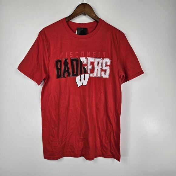 Captivating Size Medium Wisconsin Badgers Red Short Sleeve T Shirt New - Picture 1 of 7